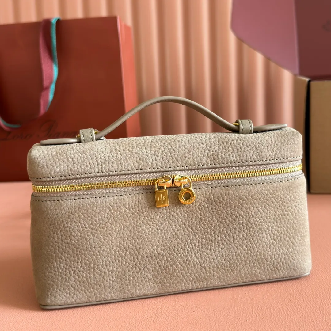 p1160💋💋💋【Original leather configuration counter complete package】 𝐋𝐨𝐫𝐨 𝐏𝐢𝐚𝐧@ Extra pocket L19 series handbag/crossbody bag, all steel deerskin, the most comfortable life is not defined, just like loro The material design of pian@ does not require complicated design styles. The simple and soft outline is elegant and durable, like an exquisite cosmetic case, which perfectly balances appearance and functionality. The leather is delicate and feels as soft as butter. The small bag has a large capacity. It is not only portable with a thin shoulder strap, but can also be worn cross-body. Sisters who have a special liking for minimalist style can buy it. It is simple and versatile. The simpler, the more different. Stars and Instagram celebrities are all planting it. There are two sizes of 19 cm and 27 cm. One is exquisite and casual, and the other is elegant and grand. Size: Small: length 19×width 7×height 12cm (